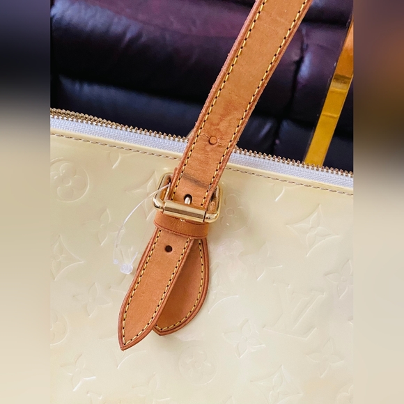 SOLD!!!(2for350)Original LV vernis - Picture 16 of 16